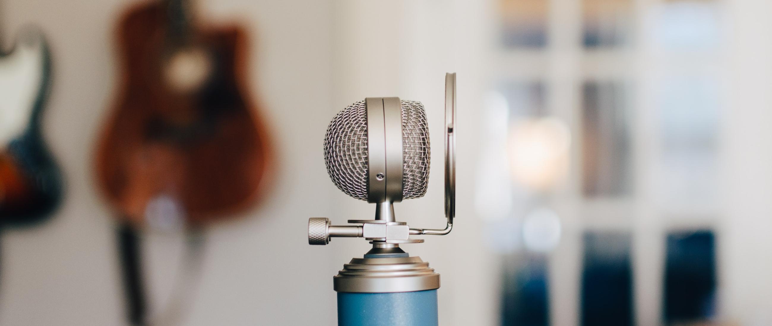 Microphone with unsharp utilities in the background