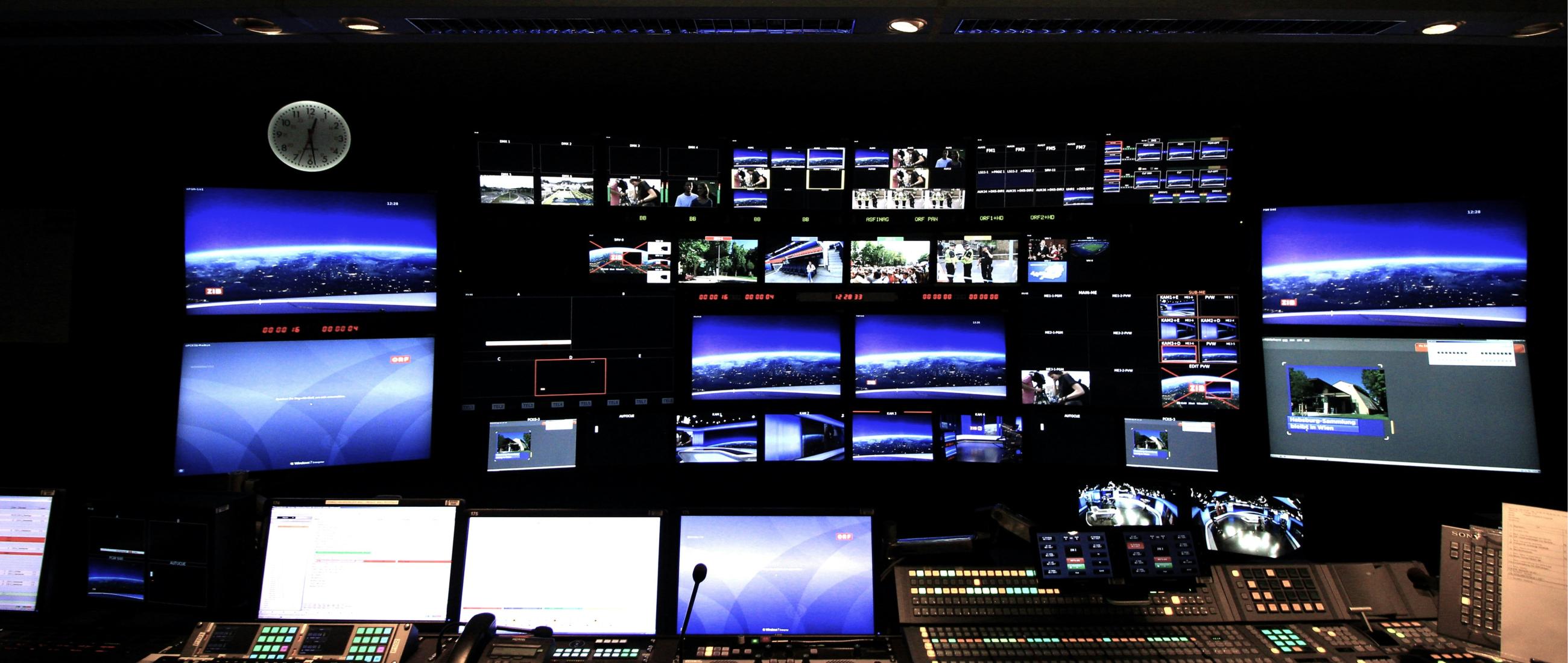 Central workstation with multiple connected screens