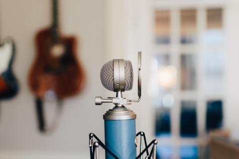 Microphone with unsharp utilities in the background