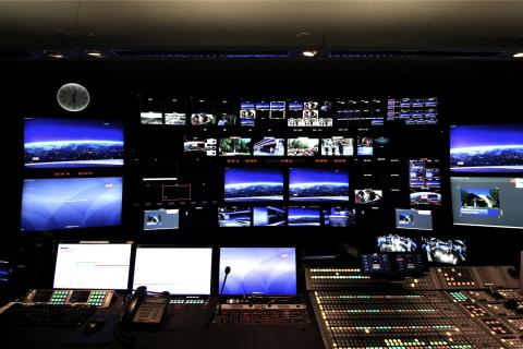Central workstation with multiple connected screens